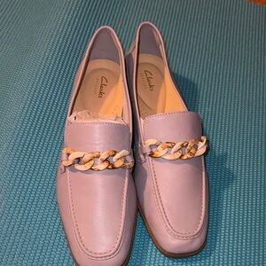 Clarks Artisan Sarafyna Iris Women's Lilac Loafers with Printed Chain Accent 10w
